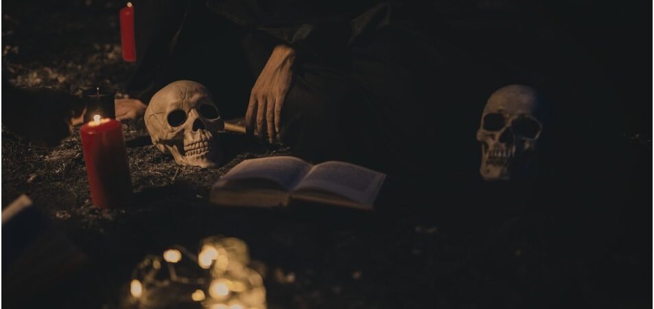 Pseudotooth Review: A Dark Portal Fantasy That Bites