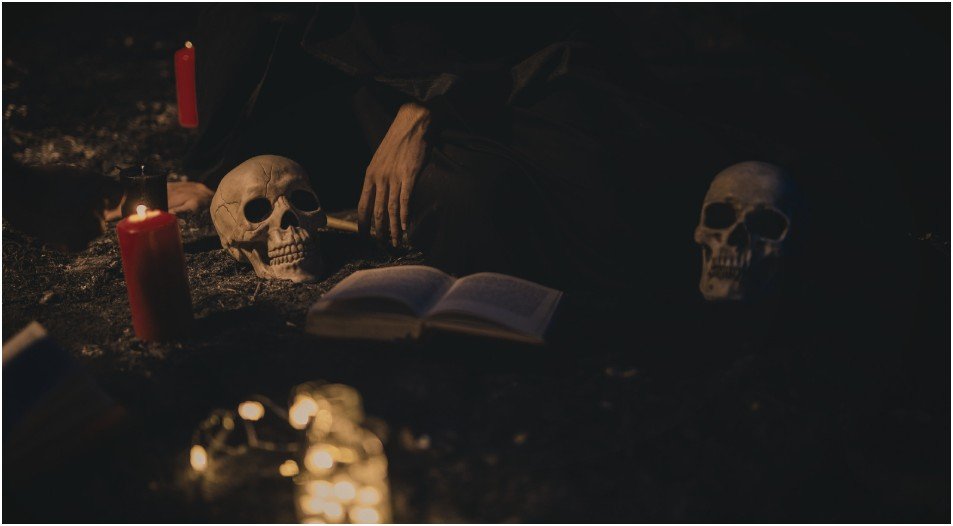 Pseudotooth Review: A Dark Portal Fantasy That Bites