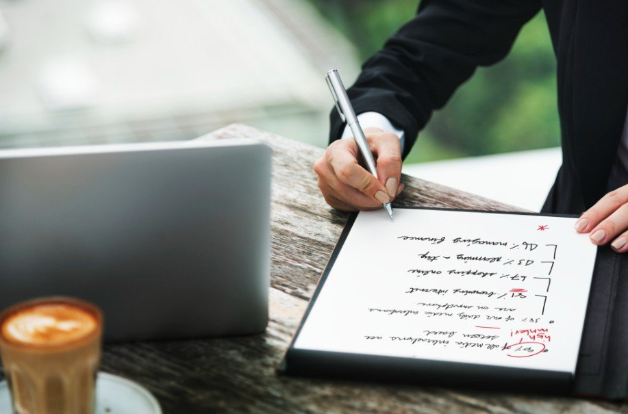 How to Write a Compelling Opening Paragraph That Hooks Readers